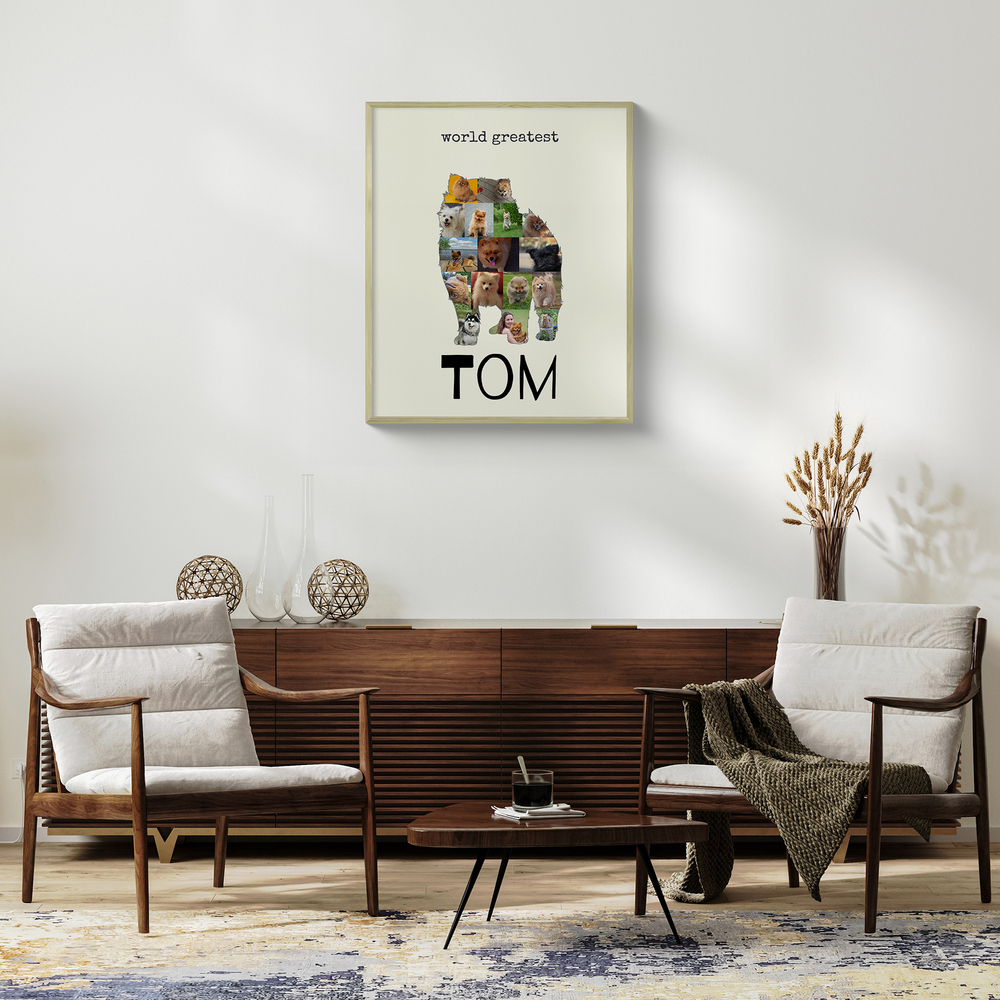 Collage di foto personalizzato a forma di volpino di Pomerania, in cornice chiara sopra una credenza tra due poltrone