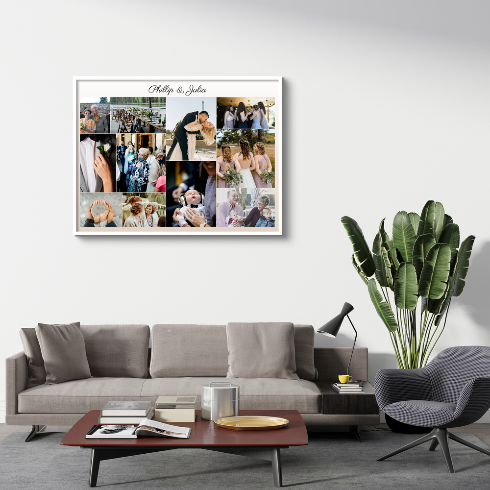 Collage di matrimonio con 11 foto e nomi in cornice bianca, sopra un divano grigio in soggiorno