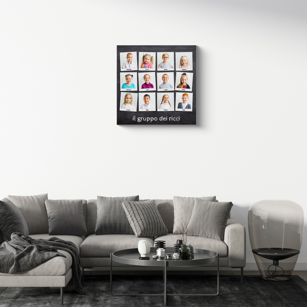Collage dell’asilo con nomi e foto stile Polaroid sopra il divano grigio, un regalo di fine anno per le maestre
