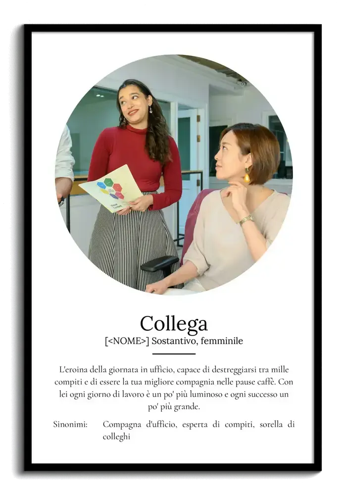 Poster dedicato a una collega con foto rotonda e definizione in stile dizionario, in cornice nera