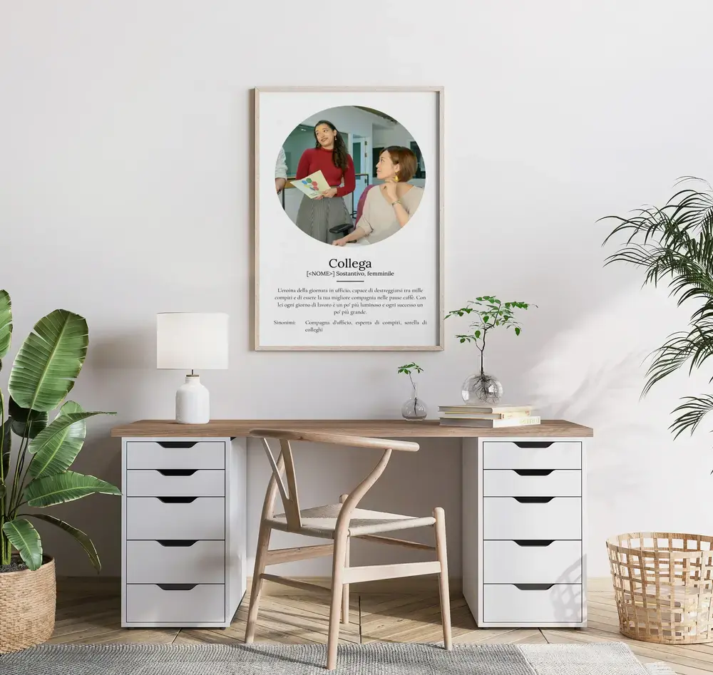 Poster con foto rotonda e definizione di collega sopra la scrivania, regalo personalizzato per un cambio di lavoro