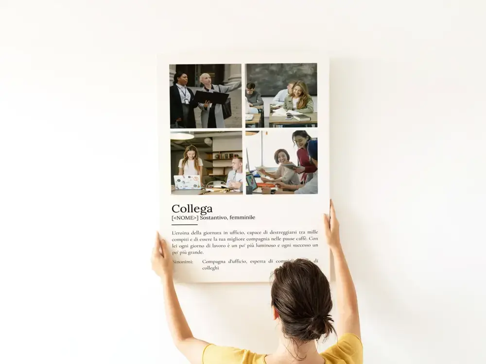 Poster con quattro foto e definizione di collega sulla parete bianca, un ricordo da regalare a una collega