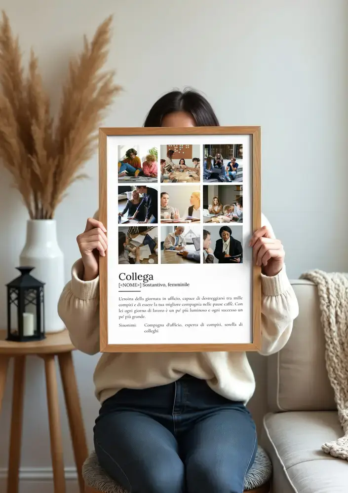 Poster con nove foto e definizione di collega, in cornice di legno accanto al divano, regalo per il pensionamento