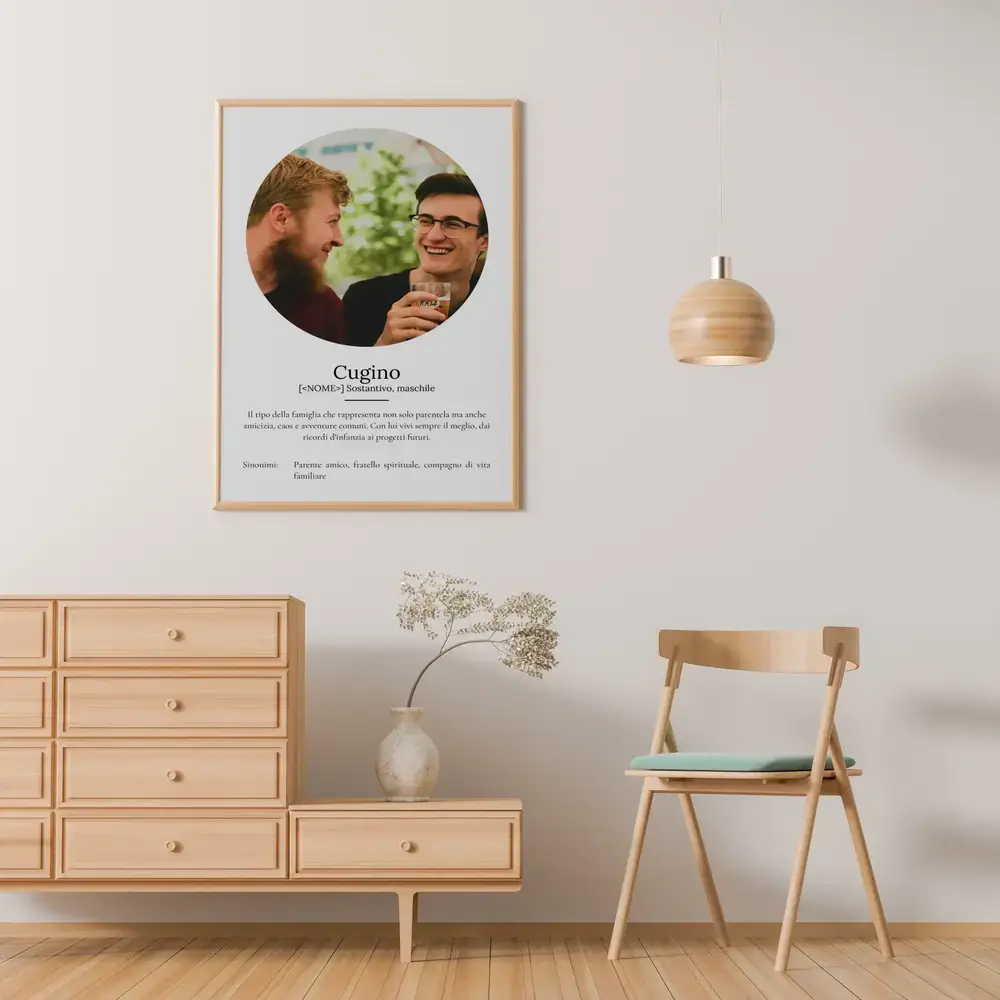 Poster per un cugino con foto rotonda e definizione, in cornice di legno chiaro sulla parete del soggiorno