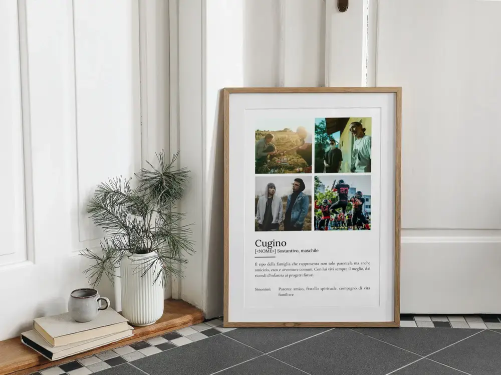 Poster per un cugino con quattro foto e definizione, in cornice di legno appoggiata a terra accanto a libri e vaso