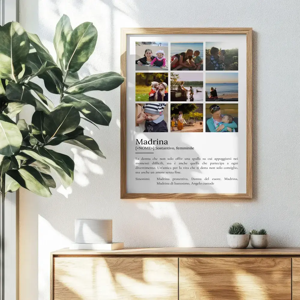 Poster per la madrina con nove foto e definizione, in cornice di legno sopra una credenza accanto a una pianta