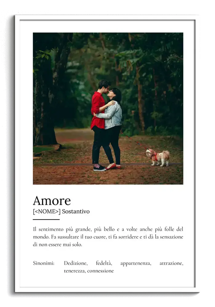 Poster con foto di una coppia abbracciata nel bosco e definizione dell’amore, in cornice bianca