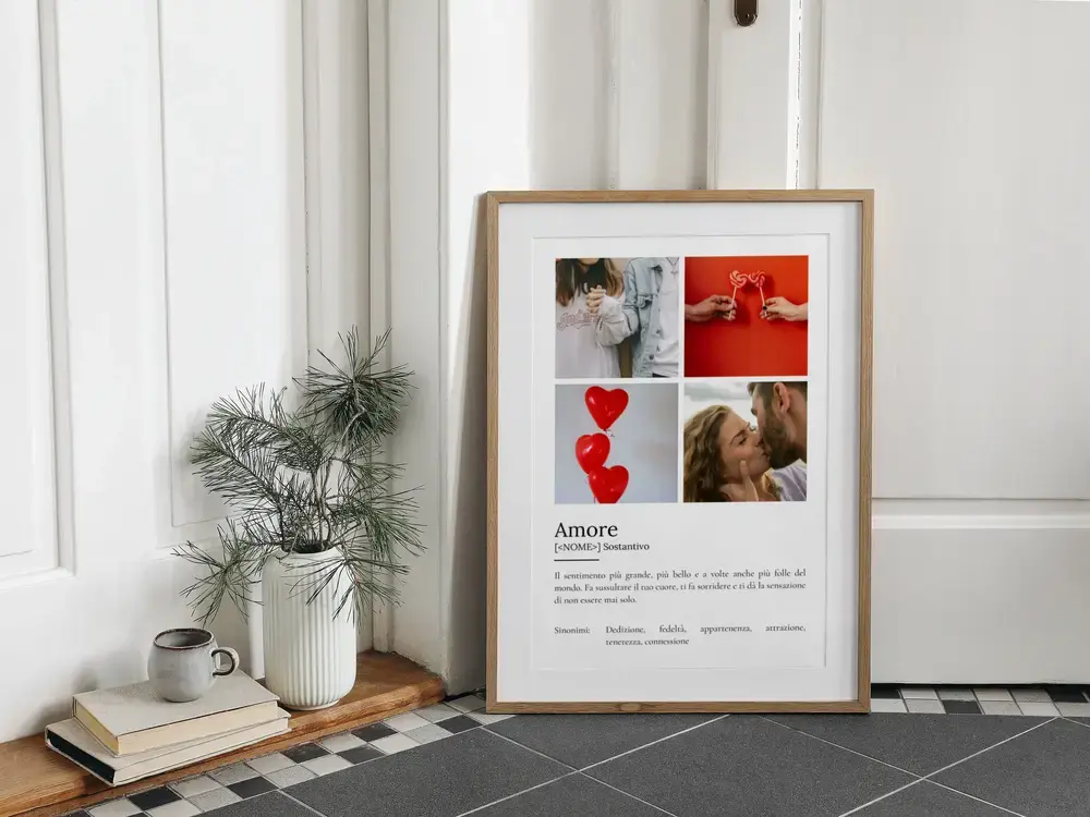 Poster dell’amore con quattro foto, in cornice di legno appoggiata a terra: idea regalo per l’anniversario