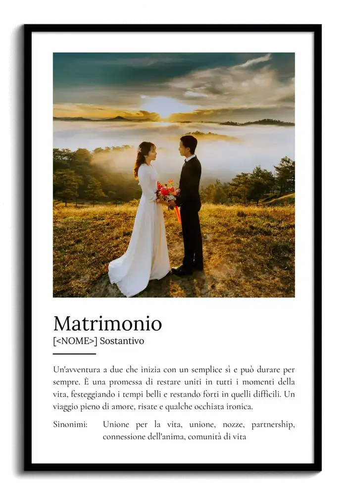 Poster con definizione del matrimonio e foto rettangolare degli sposi al tramonto, in cornice nera