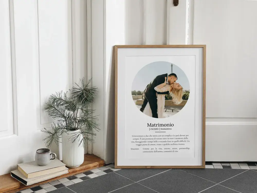 Poster con foto tonda e definizione del matrimonio, in cornice di legno a terra: regalo per gli sposi