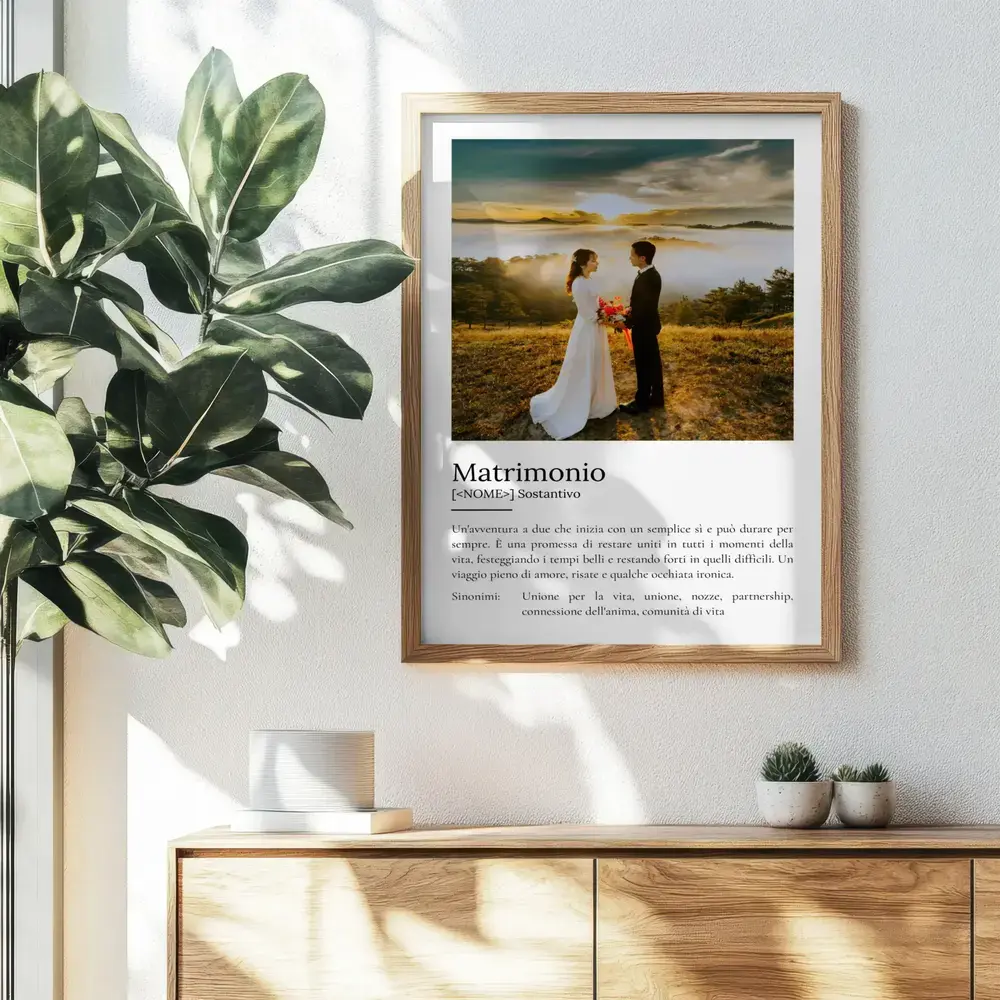 Poster sul matrimonio con foto degli sposi, in cornice di legno alla parete: un regalo di nozze personale