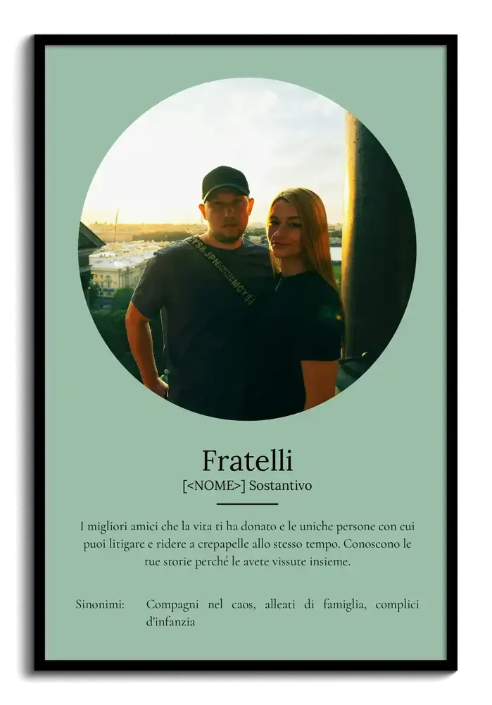 Poster verde salvia con foto tonda e definizione, in cornice nera: un pensiero speciale per fratelli