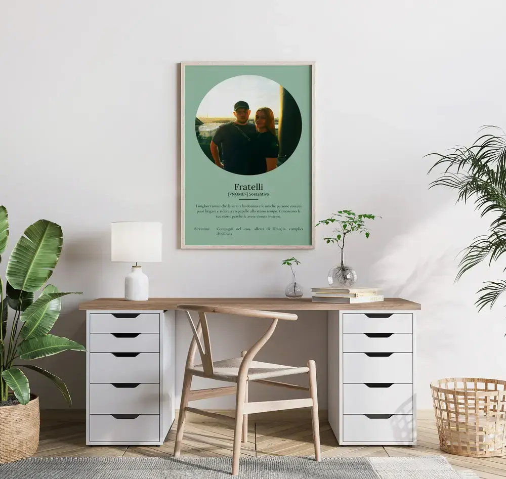 Poster con foto tonda e definizione dedicata ai fratelli, su fondo verde salvia, incorniciato sopra la scrivania
