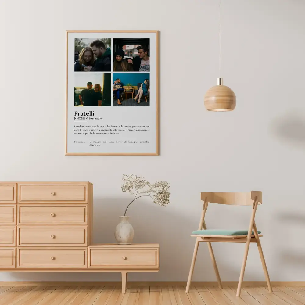Poster dedicato ai fratelli con quattro foto e definizione, in cornice di legno sulla parete sopra una cassettiera