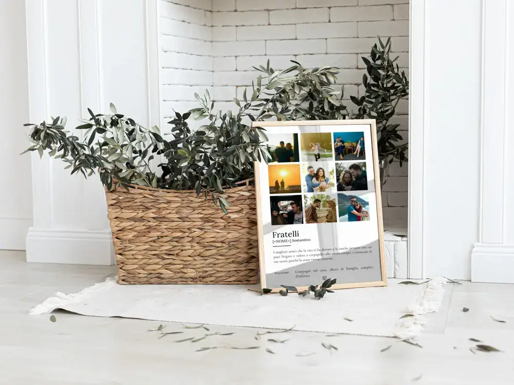 Poster con nove foto di fratelli e definizione, in cornice chiara appoggiata a terra accanto a un cesto con pianta