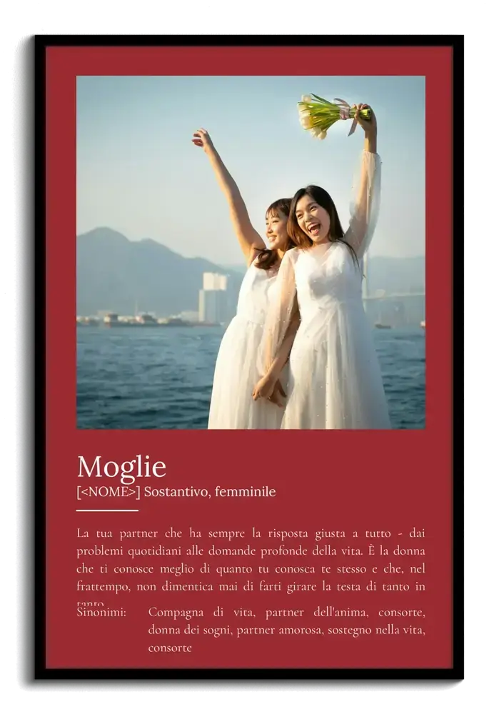 Poster stile dizionario dedicato alla moglie, con foto di due spose su fondo bordeaux e cornice nera