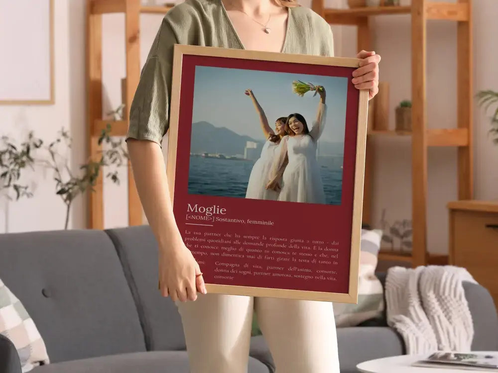 Poster bordeaux con due spose, in cornice di legno in salotto, regalo personalizzato per la moglie