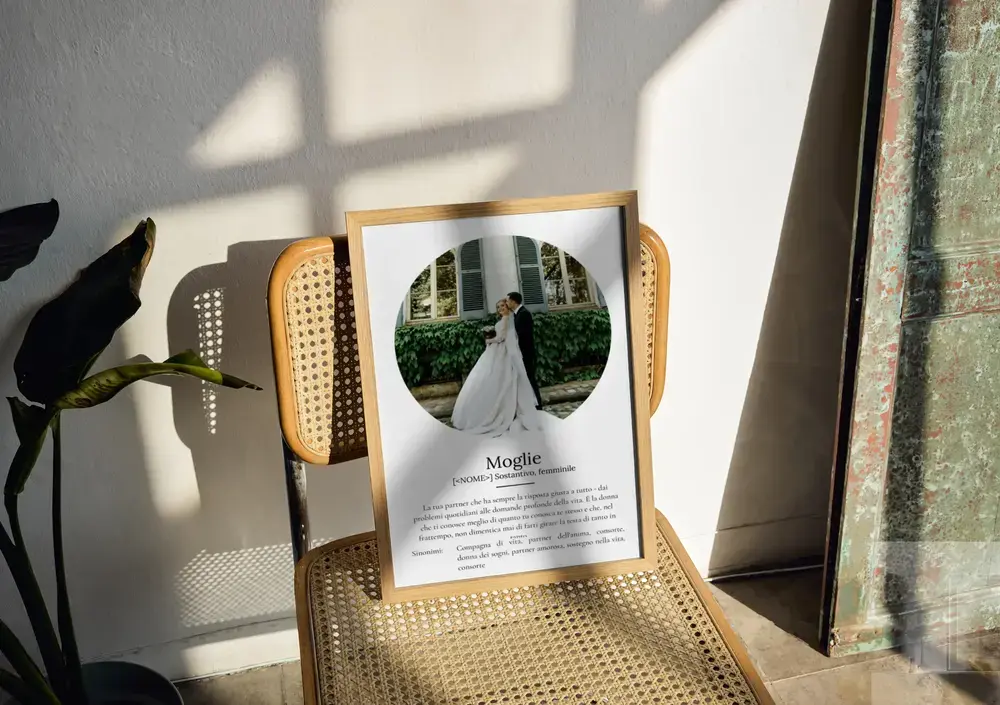 Poster con foto rotonda degli sposi, in cornice di legno su una sedia in paglia, idea regalo per l’anniversario