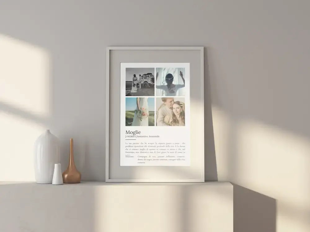 Poster con definizione e quattro foto di nozze, in cornice chiara su una credenza, regalo di matrimonio per la moglie
