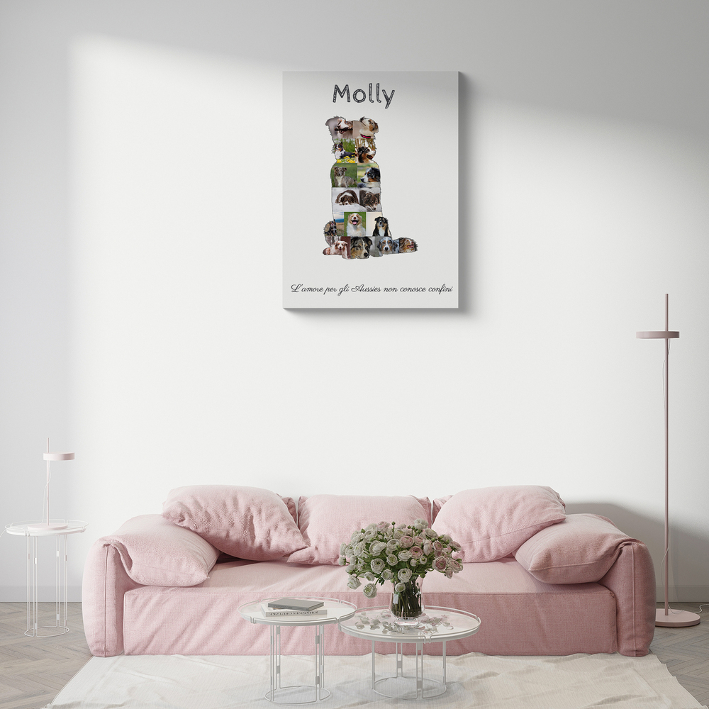 Quadro con collage di foto a forma di pastore australiano, con nome e dedica, sopra un divano rosa in soggiorno.