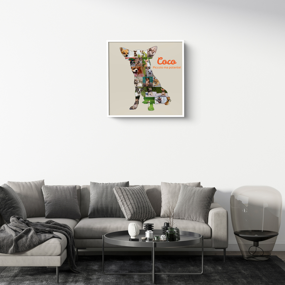 Collage di foto a forma di Chihuahua con nome, in cornice bianca sopra il divano grigio in soggiorno