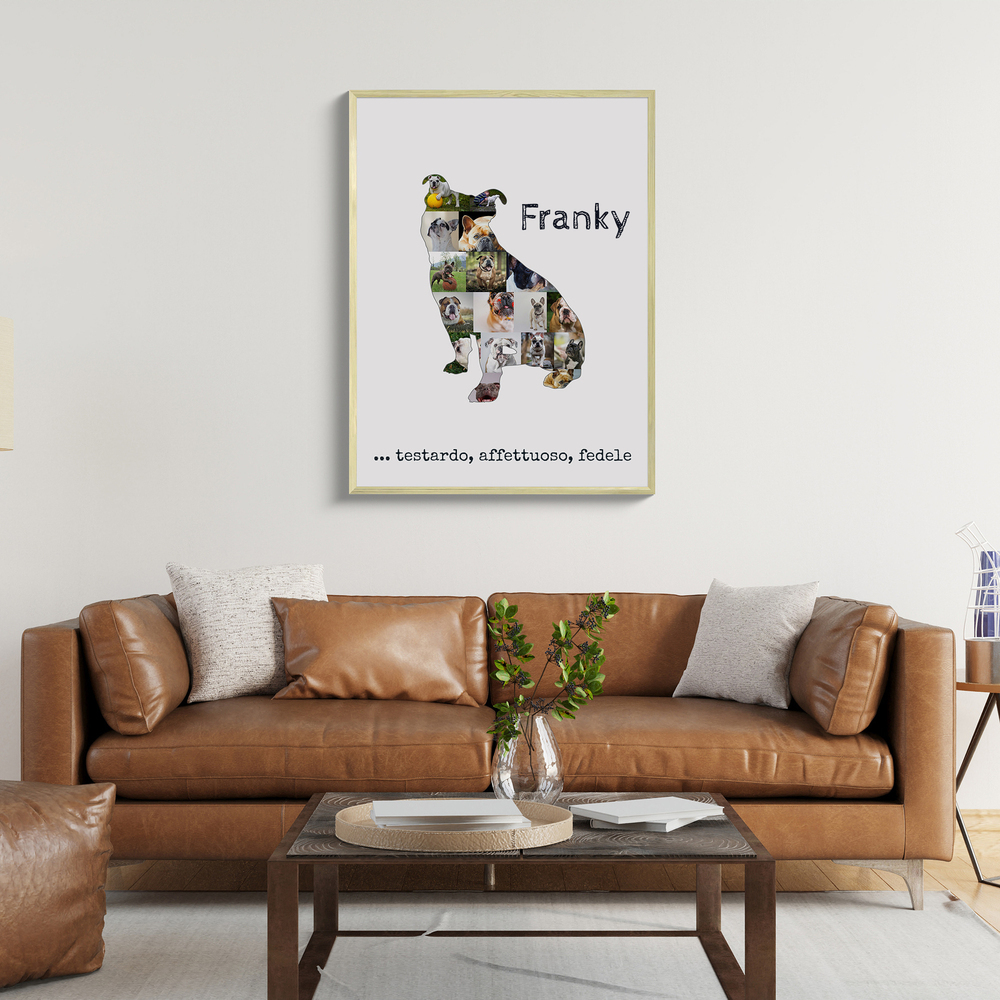 Collage di foto a forma di Old English Bulldog con nome, in cornice chiara sopra il divano in pelle