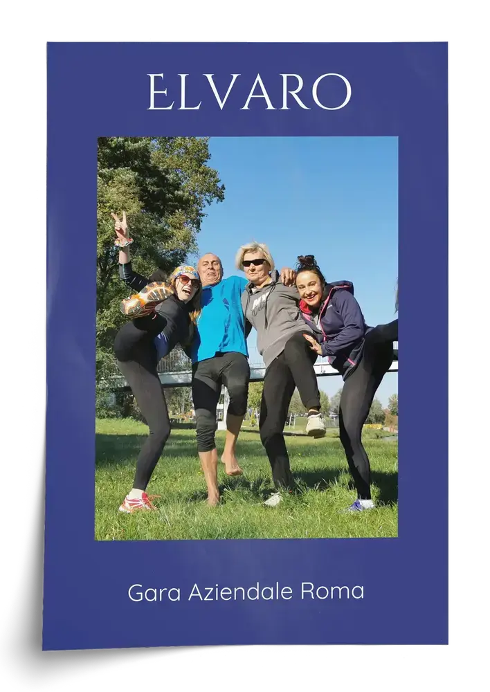 Poster della corsa aziendale con foto di squadra e testo su fondo blu, un regalo ricordo per i colleghi