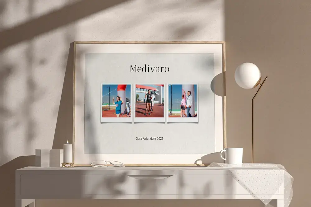 Collage di tre foto della corsa aziendale con nome e titolo dell’evento, in cornice di legno chiaro su una credenza