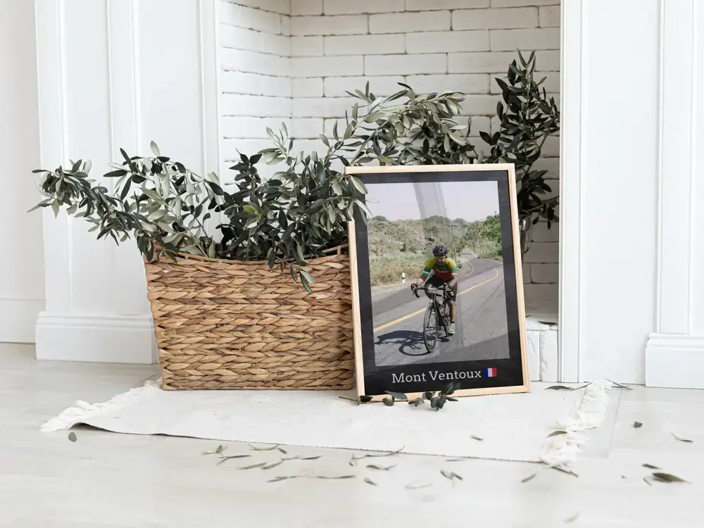Foto di ciclismo incorniciata con località, a terra accanto a una pianta, un regalo per ciclisti