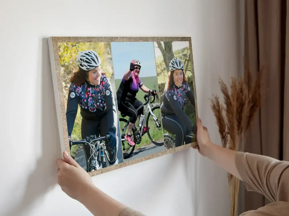 Collage di tre foto di ciclismo in cornice di legno su una parete chiara, un regalo di compleanno per una ciclista
