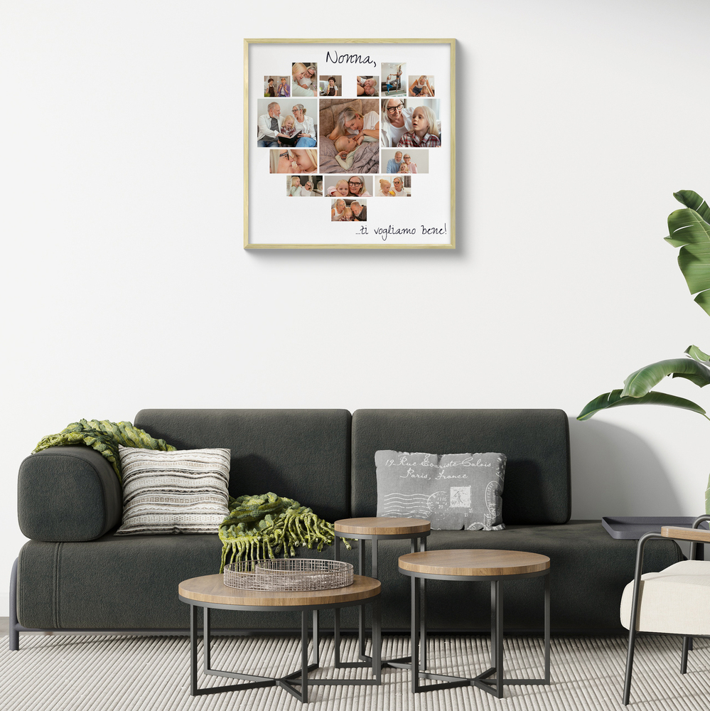 Collage di foto a cuore con cornice dorata sopra il divano in salotto, un regalo personalizzato per la nonna