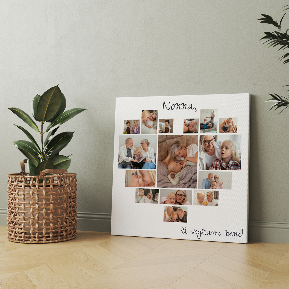 Tela con collage di foto a cuore e dedica, appoggiata alla parete accanto a una pianta in un cesto intrecciato