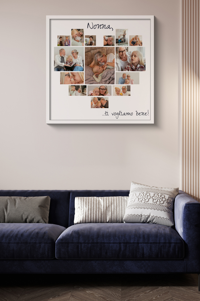 Collage fotografico a forma di cuore con dedica, in cornice bianca sulla parete sopra il divano blu