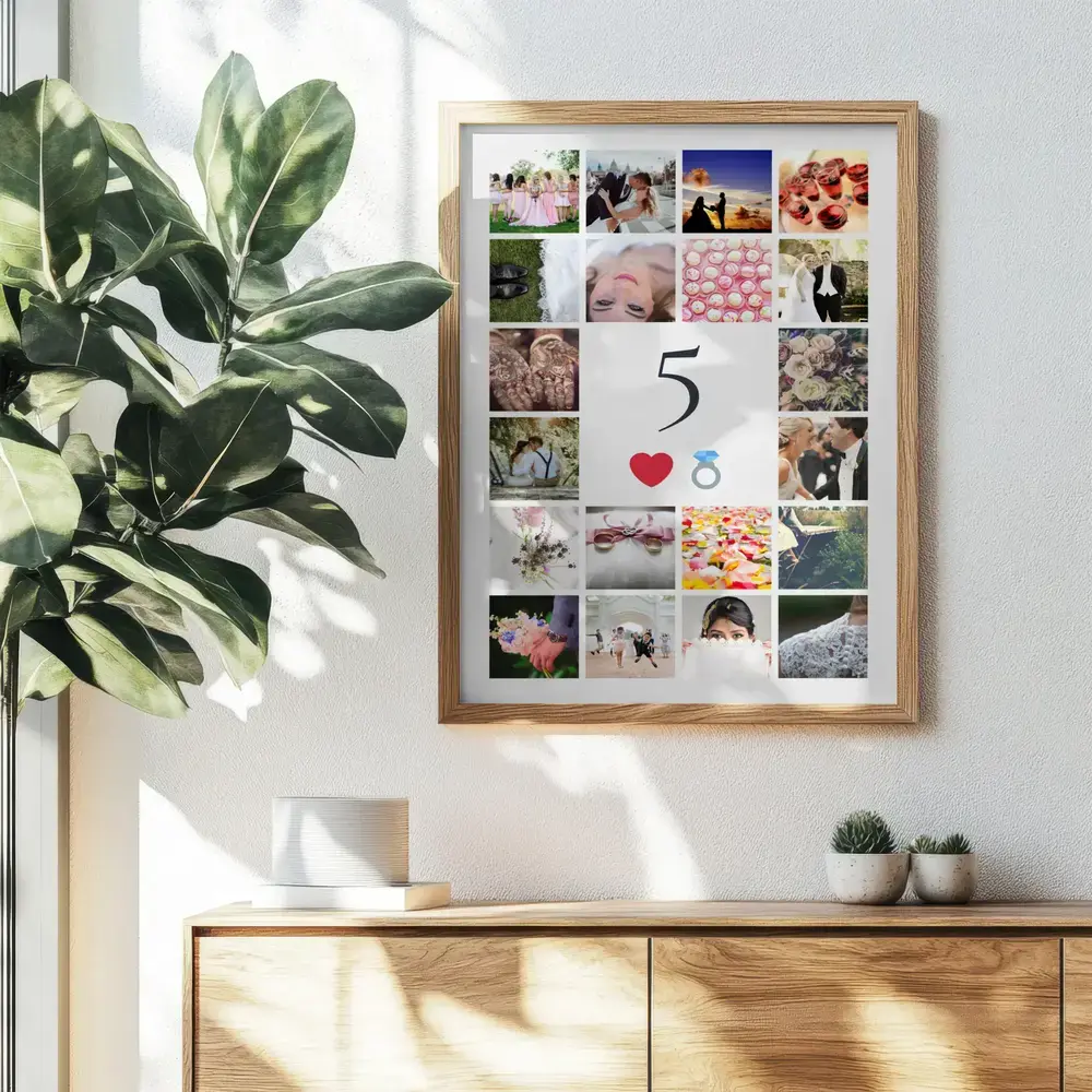 Collage di foto con un grande 5 in cornice di legno sopra una credenza, regalo per il quinto anniversario di nozze