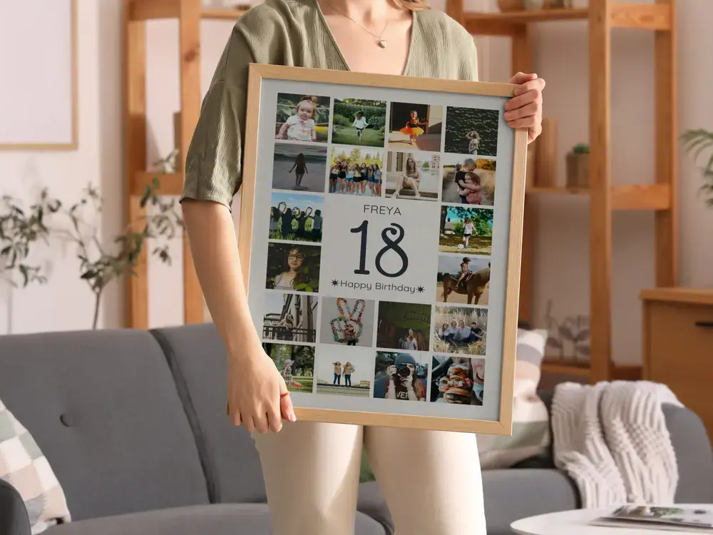 Collage fotografico verticale con 18 al centro, nome e auguri, in cornice di legno chiaro davanti a un divano grigio