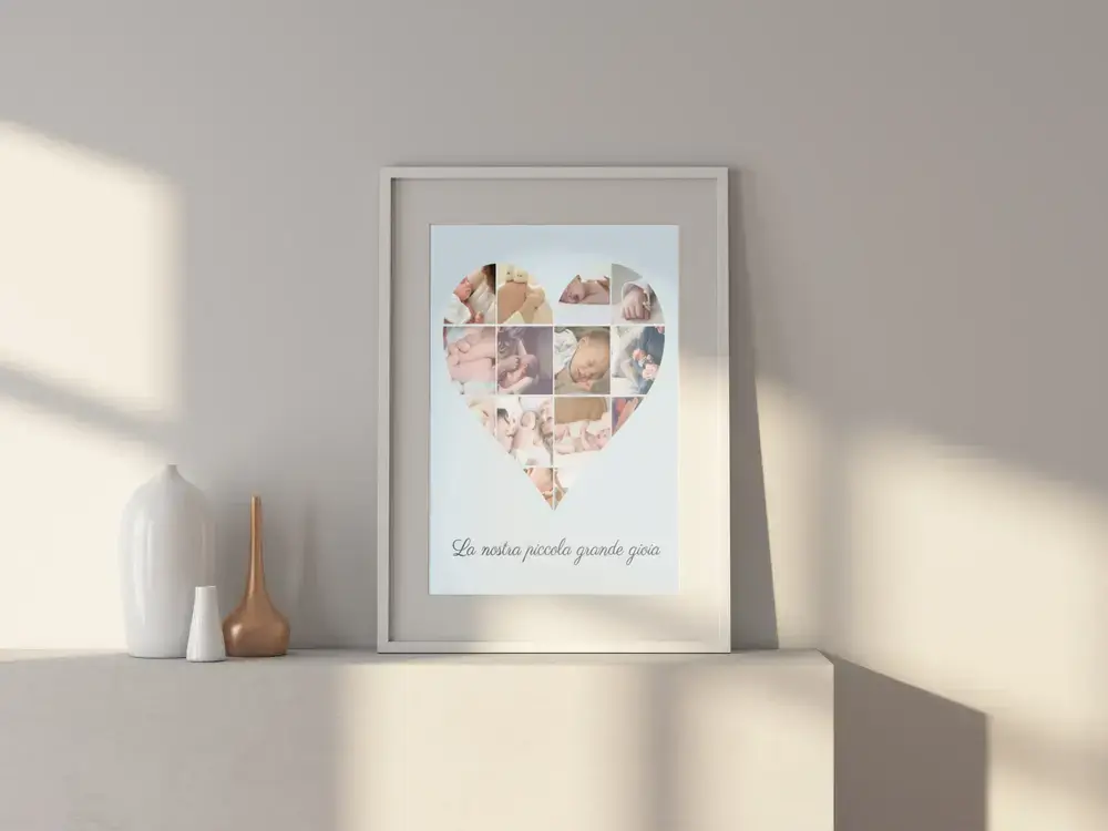 Collage di foto di neonati a forma di cuore con dedica, in cornice chiara su una credenza accanto a vasi