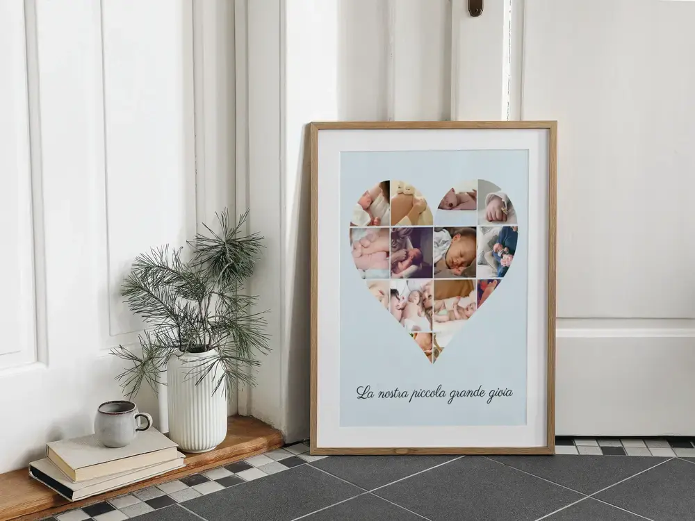 Collage a cuore con foto di bebè, in cornice di legno a terra accanto a un vaso, idea regalo per i nonni