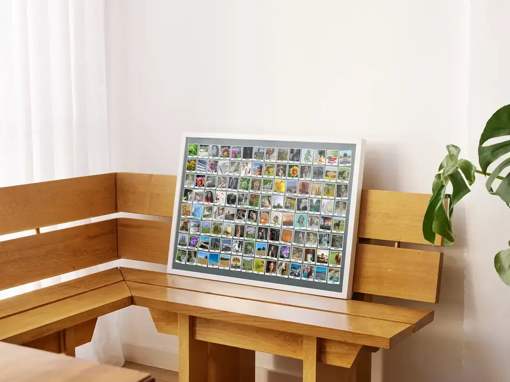 Collage di foto stile Polaroid in cornice bianca su una panca di legno, un regalo per ricordare le vacanze