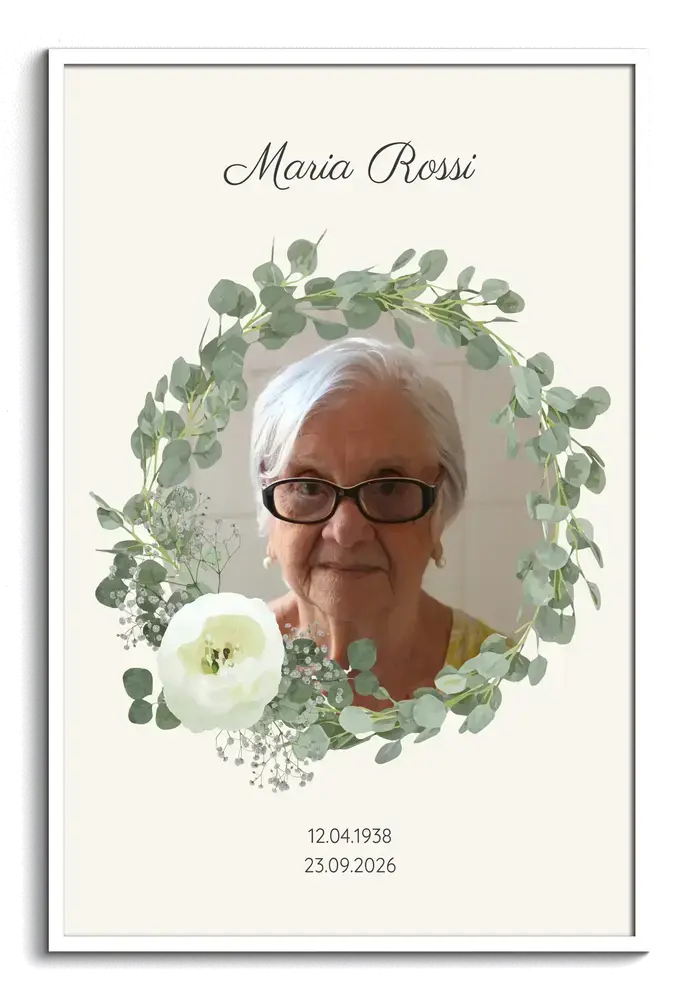 Quadro commemorativo personalizzato con ritratto e ghirlanda di eucalipto e fiori bianchi, in cornice bianca