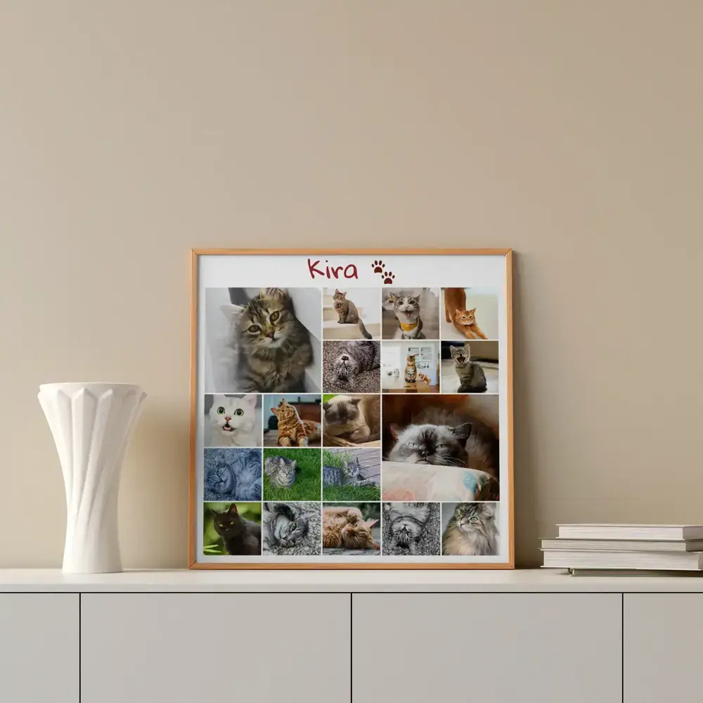 Collage verticale in ricordo di un gatto con nome e impronte, in cornice di legno su una credenza accanto a un vaso