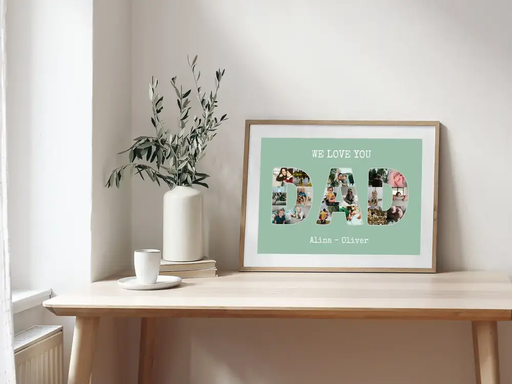 Collage di foto per il papà con lettere, cornice in legno e passepartout bianco, su una scrivania accanto a un vaso