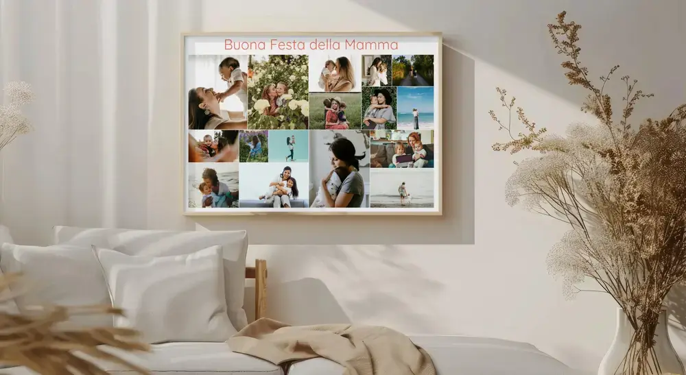 Collage fotografico per la Festa della Mamma con mamme e bambini, appeso in cornice chiara accanto a fiori secchi