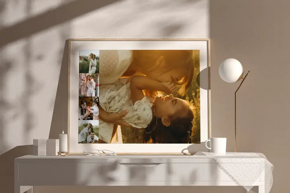 Collage di foto incorniciato su una credenza, con mamma e figlia e foto laterali, regalo per la festa della mamma