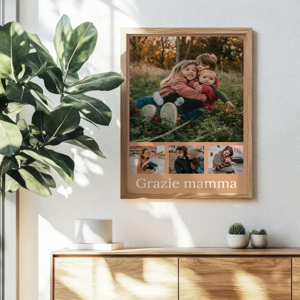 Collage per la mamma con una foto grande, tre piccole e dedica, in cornice di legno sopra una credenza