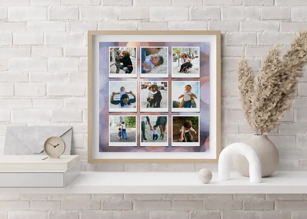 Idea regalo per la mamma: collage incorniciato con nove foto stile Polaroid su una mensola davanti a mattoni bianchi