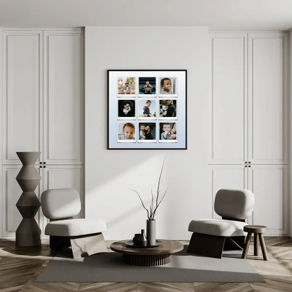 Collage di nove foto di famiglia in cornice nera in soggiorno, un regalo per la festa del papà