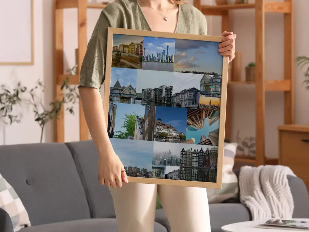 Collage di foto di città in cornice di legno chiaro davanti a un divano grigio, idea regalo per chi ama viaggiare