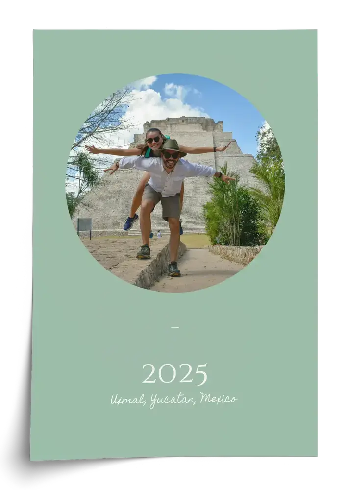 Poster di viaggio con foto ovale su fondo verde salvia, personalizzato con anno e destinazione
