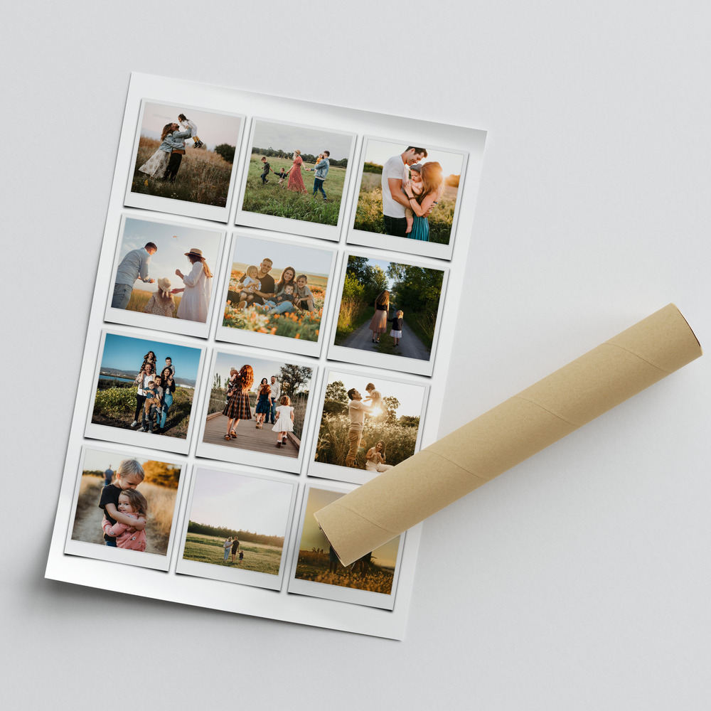 Poster con dodici foto di famiglia in una griglia stile Polaroid su fondo bianco, accanto a un tubo da spedizione