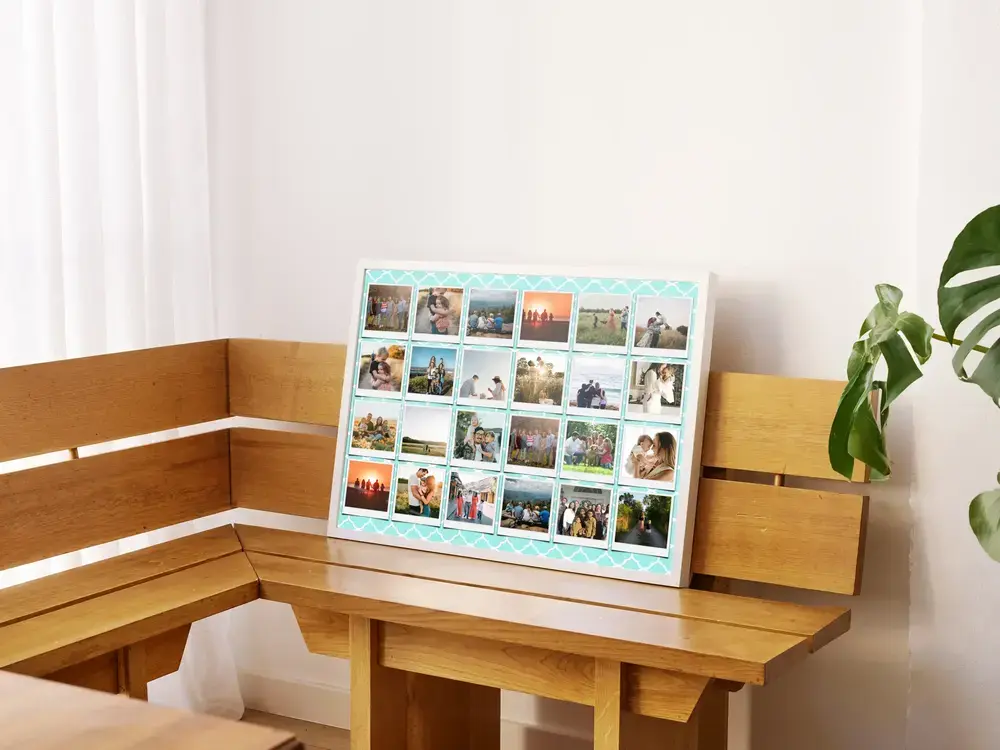 Collage di 24 foto di famiglia in stile Polaroid su fondo turchese decorato, appoggiato su una panca di legno
